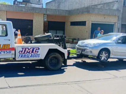 Carga de veh&iacute;culo en gr&uacute;a - JMC Traslados Zona Sur